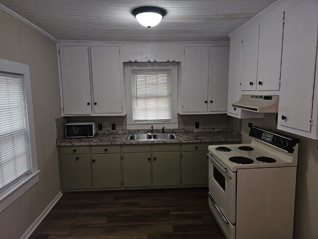 Building Photo - Charming 2-Bedroom Home Near Downtown Lincolnton!