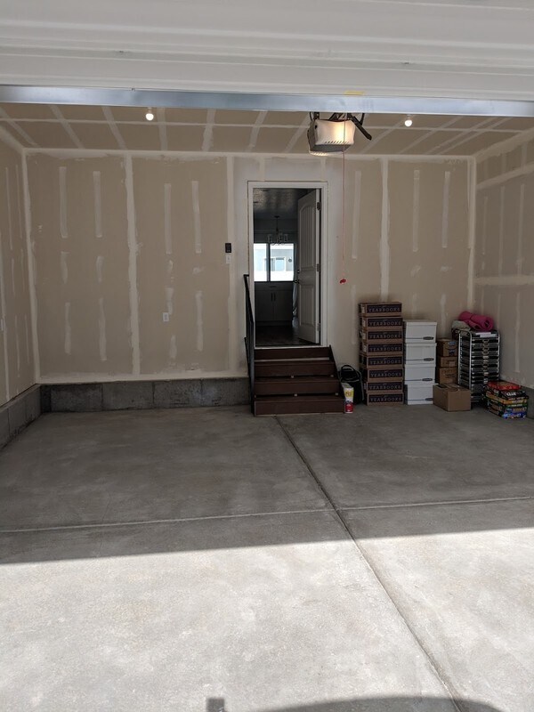 Building Photo - 461 S Day Dream Ln