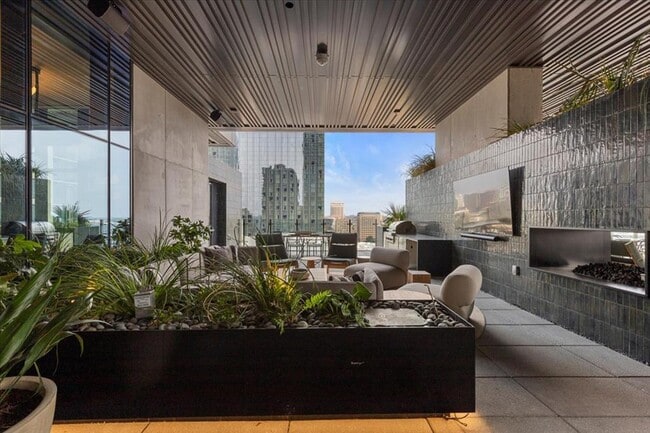 Building Photo - 610 Davis St