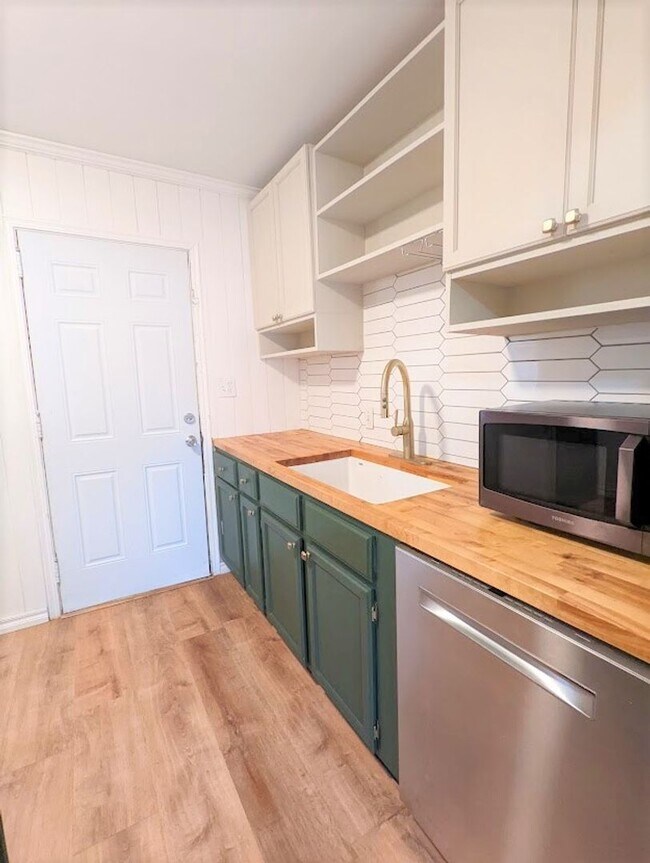 Building Photo - 2 Bed 1 Bath Plus Bonus Living/Office Cottage Style Home-The Village NW OKC