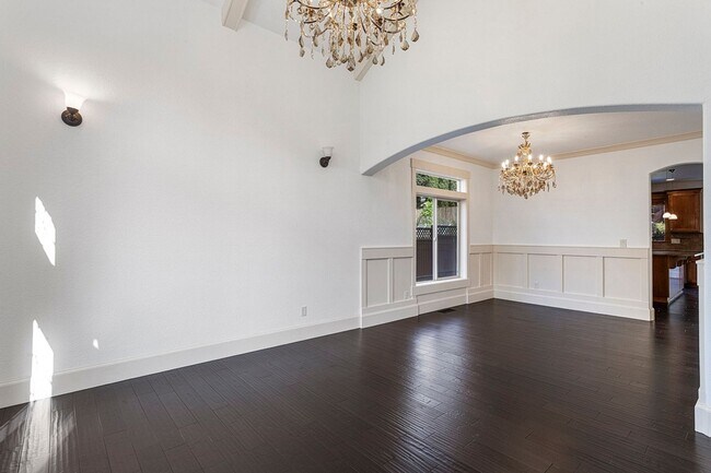 Building Photo - Stunning Large Home with 3 primary bedrooms + Tons of Amenities, Amazing Backyard !