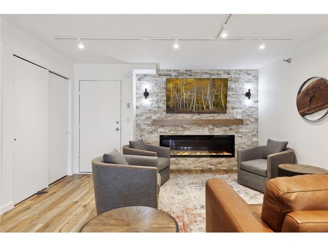 Building Photo - 66 9th St E