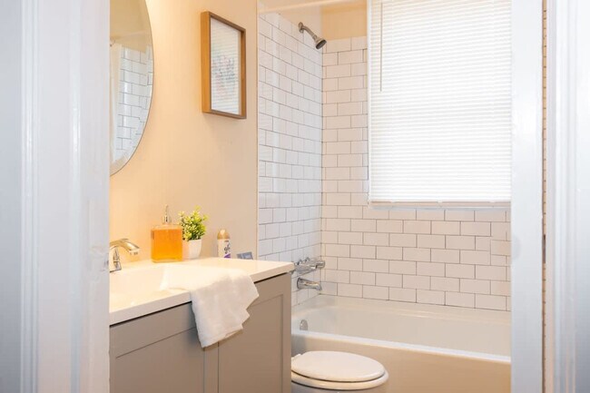 Building Photo - 3912 Crestview Dr