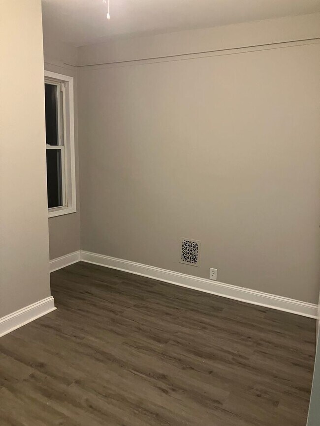 Building Photo - Rare 7-Bedroom, 3.5-Bath Home with Generous Living Space