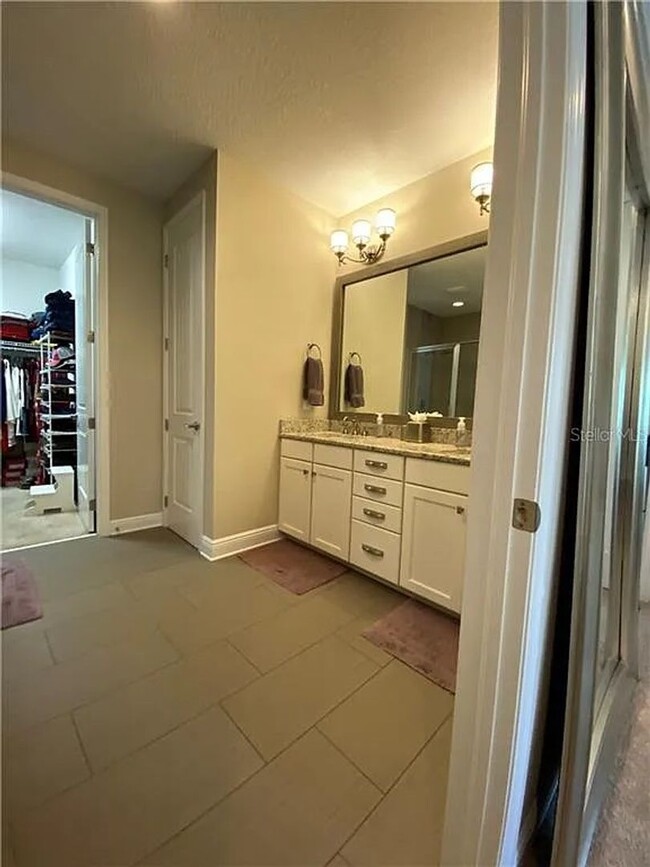 Building Photo - Large 3 Bed 3.5 Bath 2 Car Garage Townhous...