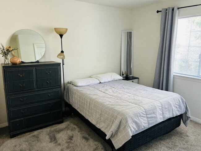 Building Photo - 3 bedrooms, 2 full bathrooms single-story home located in the heart of Visalia, CA.