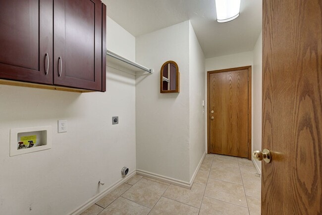 Building Photo - Amazing 4BD/3BTH home with a 3 car garage ...