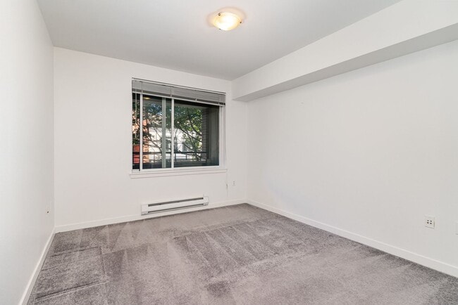 Building Photo - Spacious 1 Bedroom + Den in Canal Station ...