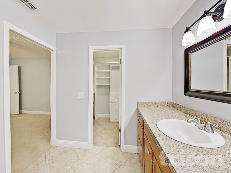 Building Photo - 1548 Silver Fox Cir