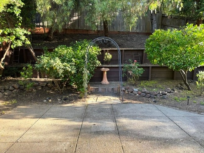 Building Photo - Beautiful single level townhome in Pleasant Hill with 2 car attached garage!