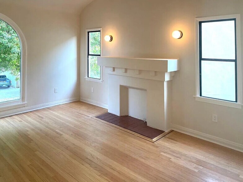 Period details - 2807 Hillcrest Dr