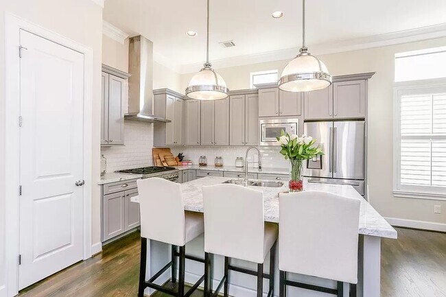 Building Photo - 5309 Blossom St