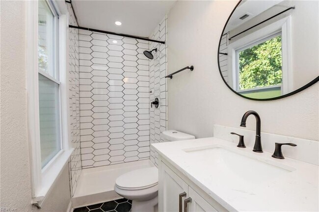 Building Photo - 1914 King St