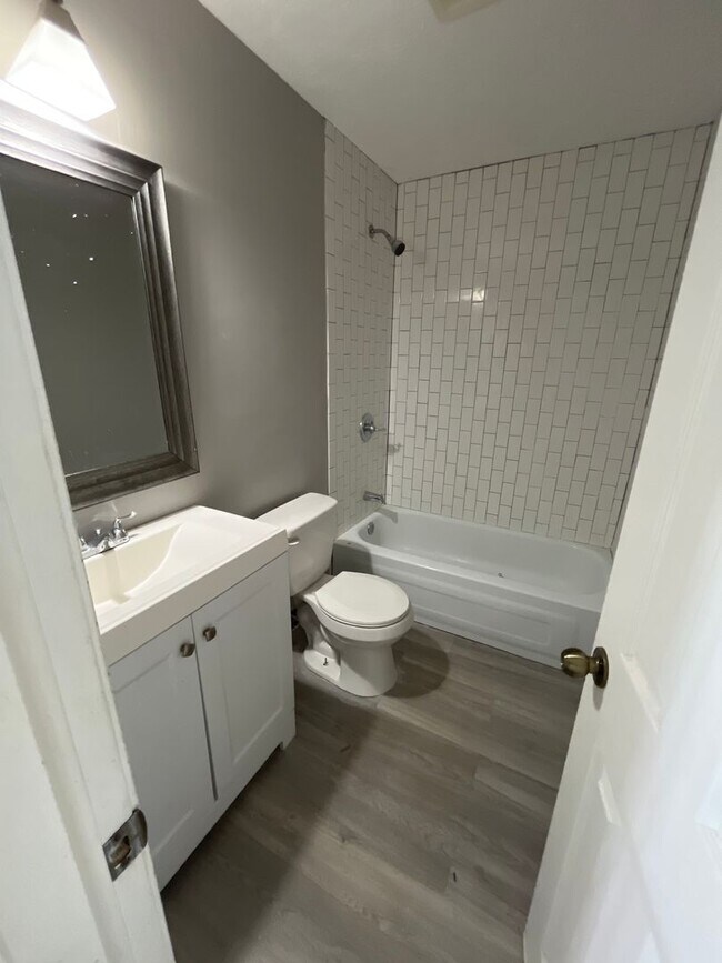 Building Photo - 3 Bedroom 1.5 Bathroom Single Family Home ...