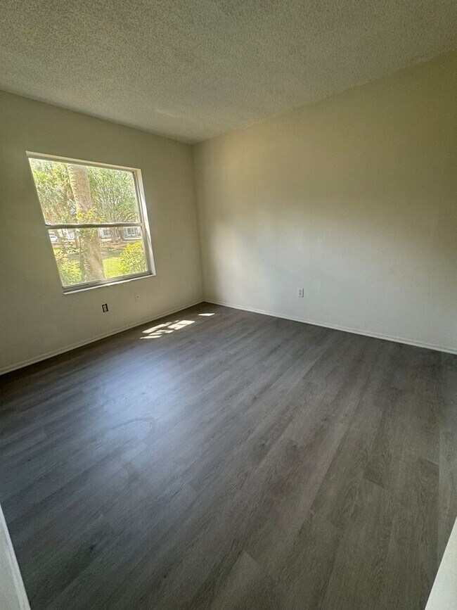 Building Photo - 2BR/2BA Downstairs Condo in Country Club V...
