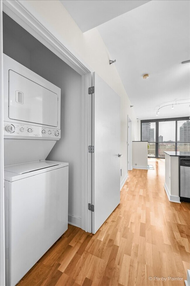 Building Photo - 744 N Clark St