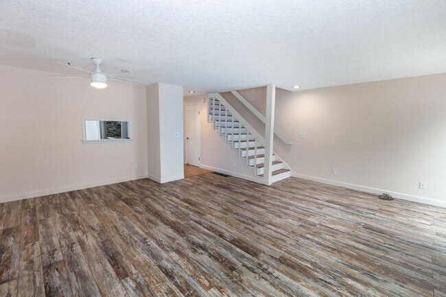 Building Photo - Inviting 2-Bedroom, 2.5 Bathroom Home in G...