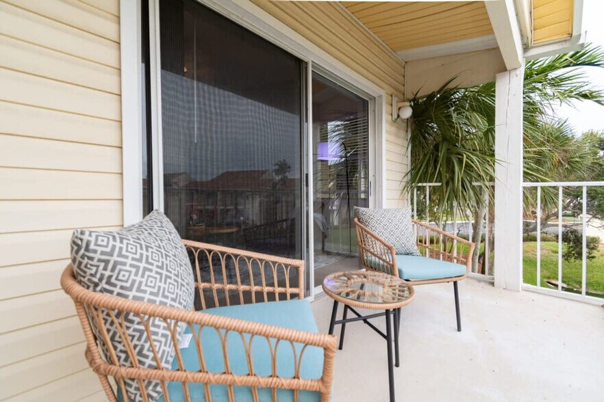 Building Photo - 1999 Island Club Dr