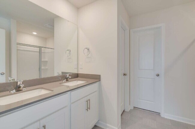 Building Photo - Spacious 4-Bed Gem with 2.5 Baths in Fuqua...