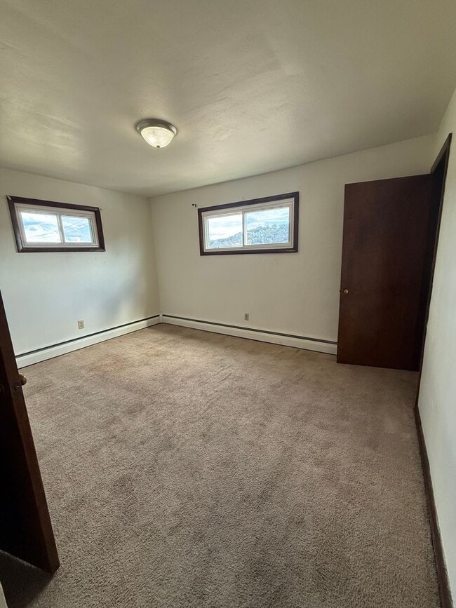 Building Photo - 2 Bedroom 1 Bathroom Apartment For Rent!