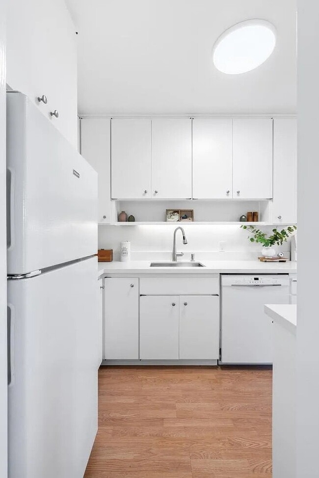Building Photo - "Chic 1-Bedroom San Mateo Retreat with Mod...
