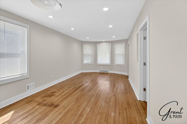 Building Photo - 2315 Yemans St