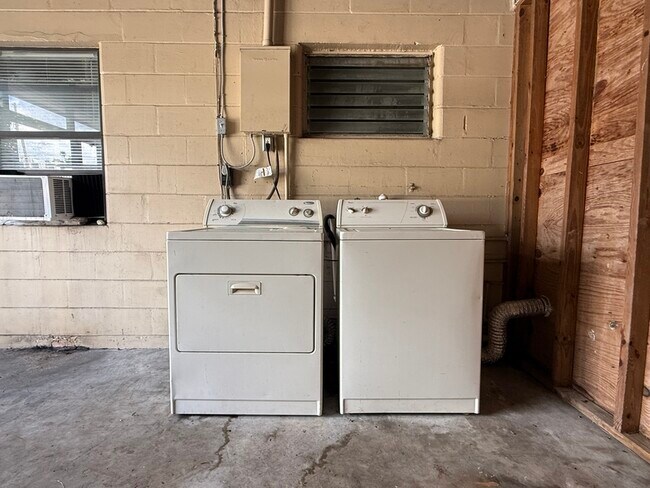 Building Photo - 1020 Queen St N