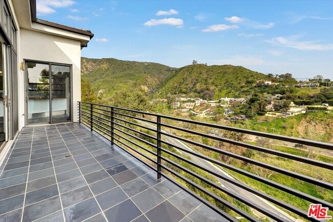 Building Photo - 3850 Rambla Orienta