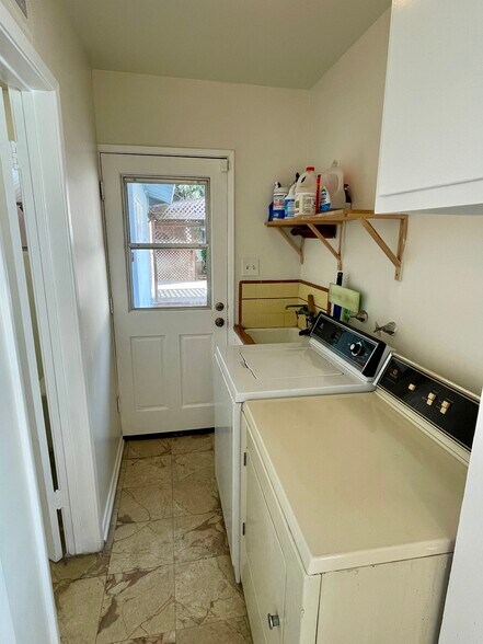Building Photo - 12505 Manor Dr