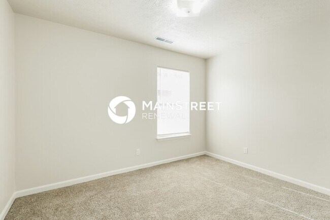 Building Photo - 3 Bedroom Pet-Friendly Home in Louisville, KY with Main Street Renewal