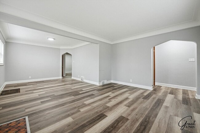 Building Photo - 3 bedroom bungalow $1500