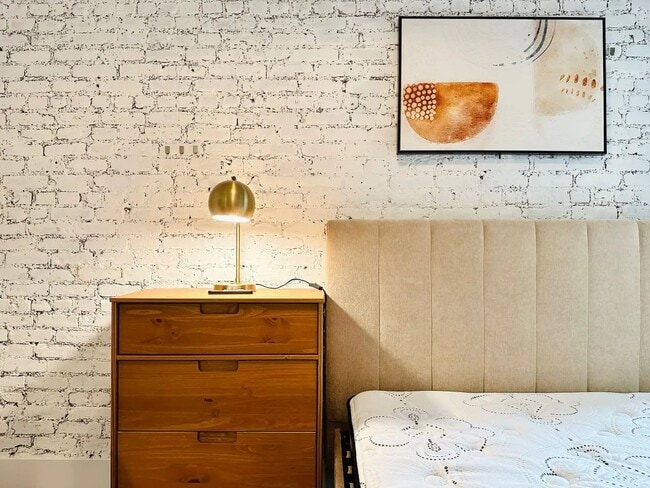 Building Photo - Furnished room/NOT APARTMENT