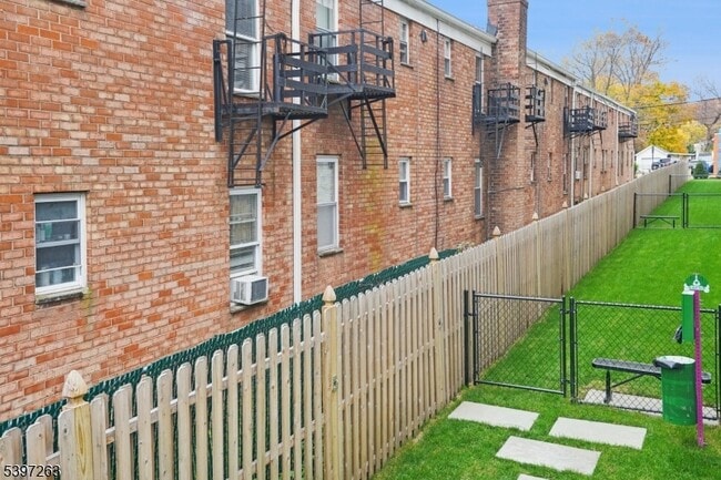 Building Photo - 106 Montgomery St