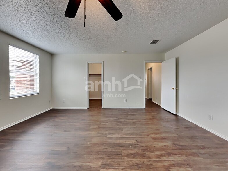 Building Photo - 205 Phlox Ln