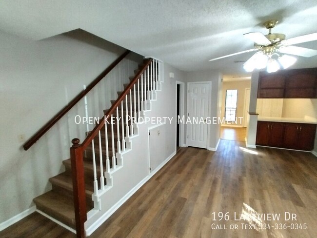 Building Photo - Spacious 2 bedroom, 1.5 bath townhouse in ...