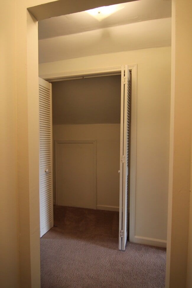 Building Photo - 4 Bedroom Pet Friendly Home For Rent Near Post!