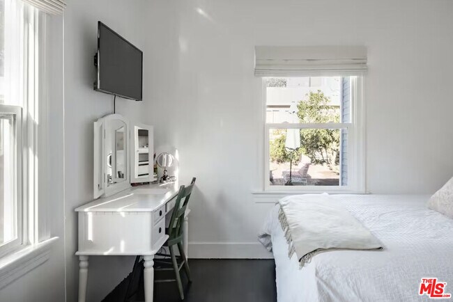 Building Photo - 829 Superba Ave