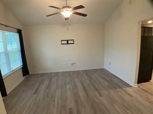 Building Photo - Almost Brand New 3 bed, 2 Bath with 1 Car ...