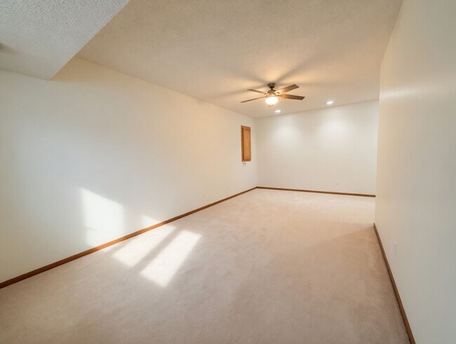 Building Photo - Rare executive rental in chanhassen! 5 beds no upgrade left behind!!!