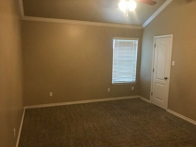 Building Photo - Beautiful 3bed/2bath Duplex near Clear Cre...
