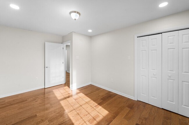 Building Photo - 983 Beverly Dr