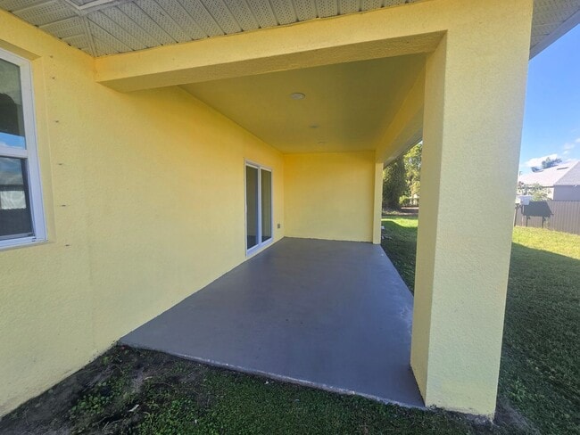 Building Photo - LARGE 3/2/1 -Duplex, prime Location-Lehigh...