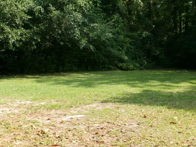 Building Photo - 3 bedroom, 1 bath home conveniently locate...