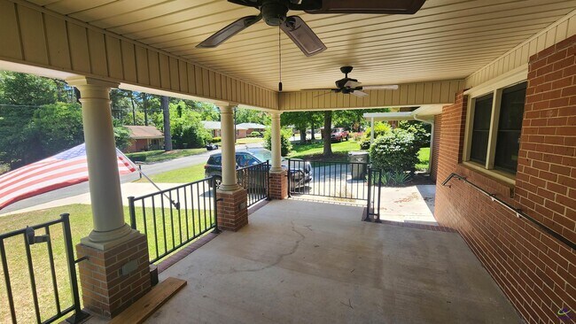 Building Photo - 203 Springdale Dr