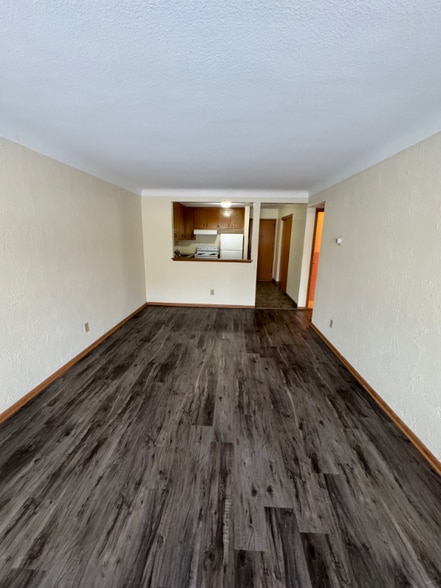 Building Photo - 556 Jenks Ave E