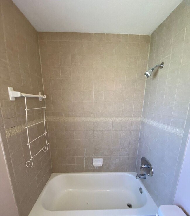 Building Photo - Ready for you to move in!!