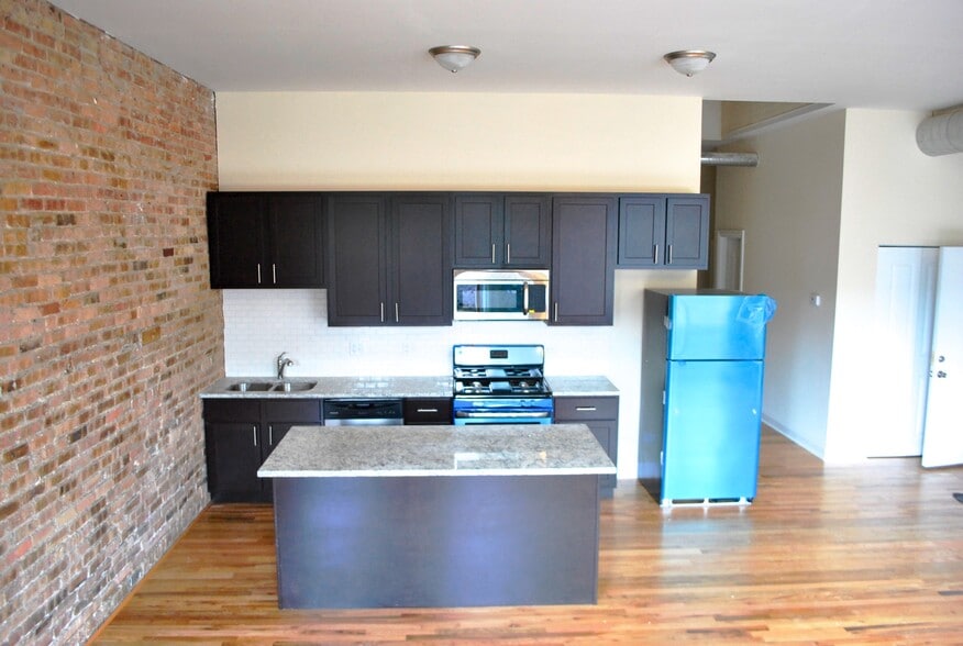 Building Photo - 2025 W North Ave
