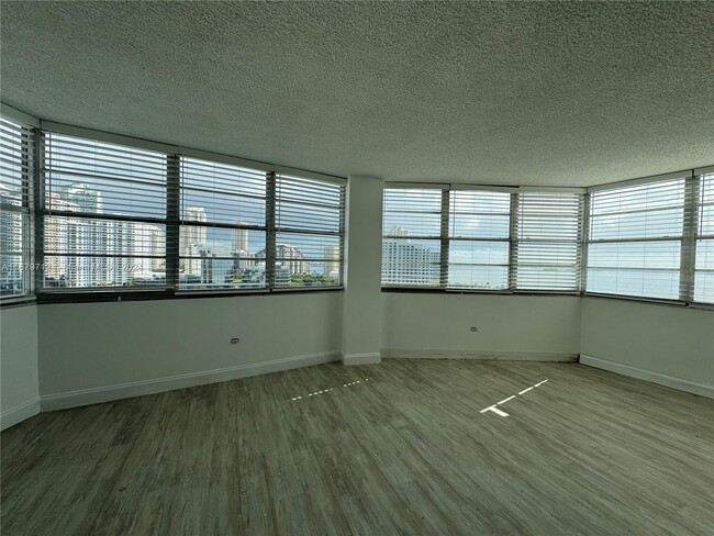 Building Photo - 905 Brickell Bay Dr