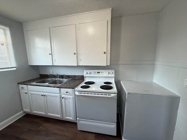 Building Photo - 1024/1026 W 8th St.