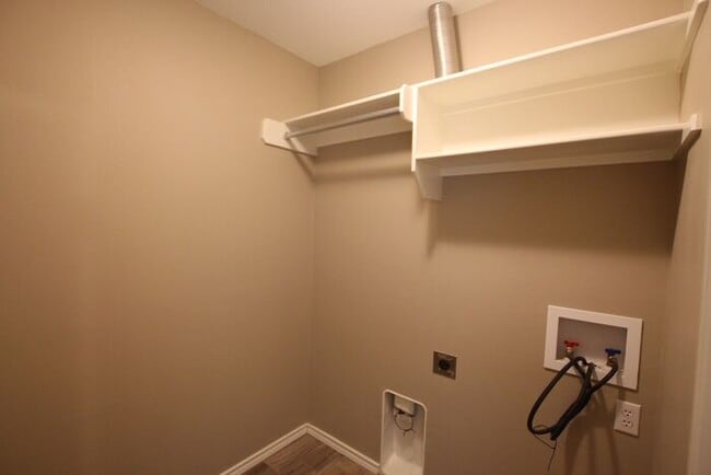 Building Photo - Available Now! 2 Bed 1.5 Bath Townhome! Li...